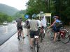 Am Nachmittag erwischt uns bei einer langen Abfahrt ein Gewitterregen. Es ist aber erträglich warm, wir fahren ohne Regenbekleidung weiter. Glücklich, die ein Schutzblech am Fahrrad haben!