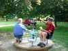 Gegen 18:00 Uhr fanden wir ausreichend Schatten auf einem Spielplatz und gönnten uns eine frische Radlermaß