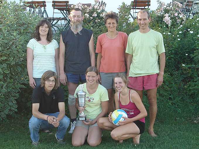 Beim Volleyballturnier in Unteregg holt sich die Mannschaft des SV Oberegg den Sieg